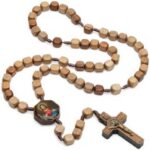 Terço de Madeira Imbuia 10mm com Resina Sagrado Coração de Jesus e Maria, cordão marrom e metal ouro velho: fé e devoção em cada detalhe.
