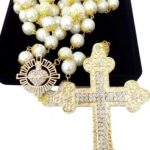 Terço de Noiva Cruz Dupla Face Banhado a Ouro com Pérolas Creme, delicadeza e elegância para o seu grande dia