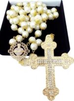 Terço de Noiva Cruz Dupla Face Banhado a Ouro com Pérolas Creme, delicadeza e elegância para o seu grande dia