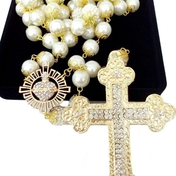 Terço de Noiva Cruz Dupla Face Banhado a Ouro com Pérolas Creme, delicadeza e elegância para o seu grande dia