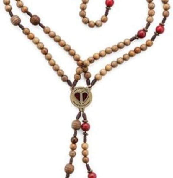 Terço do Casal Madeira Imbuia 8mm: união, fé e devoção em um acabamento elegante para sua oração diária.