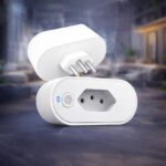 Tomada Inteligente Wi-Fi Bivolt com monitor de consumo, compatível com Alexa e Google Home para automação residencial.