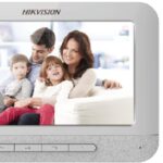 Video Porteiro Hikvision DS-KIS202T 7" com câmera noturna para mais segurança e comunicação prática na entrada.